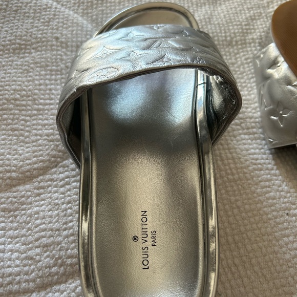 Louis Vuitton Silver Metallic Slide Sandals Size 40 gently used! Few scratches! - Picture 7 of 8